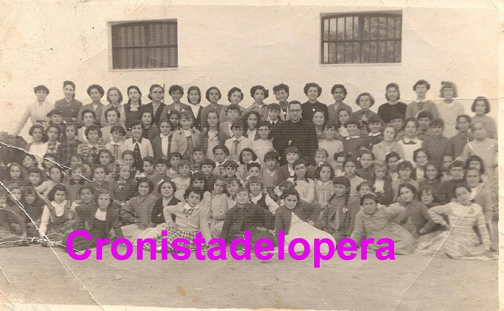 Grupo de Niñas de Lopera en los Ejercicios Espirituales del año 1956 con D. Miguel Luque Pardo
