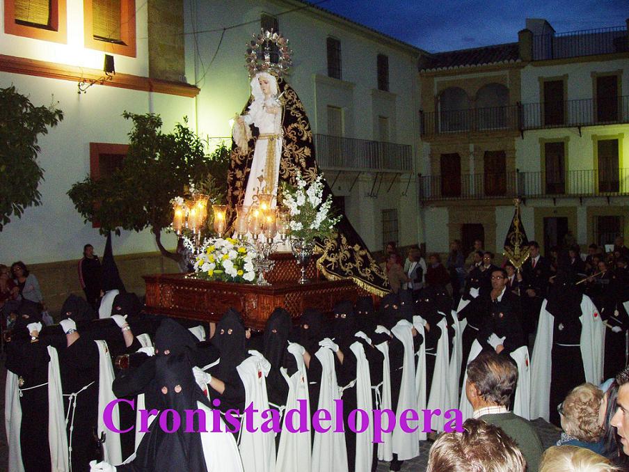 La Virgen de los Dolores procesiona con su manto centenario.