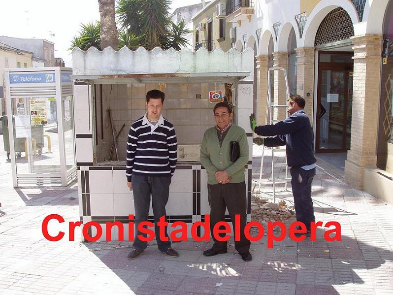 El último adiós del Kiosco de chucherías de Cristóbal Navarro, Carlos Gómez y Francisco Madero tras 55 años de vida en Lopera.