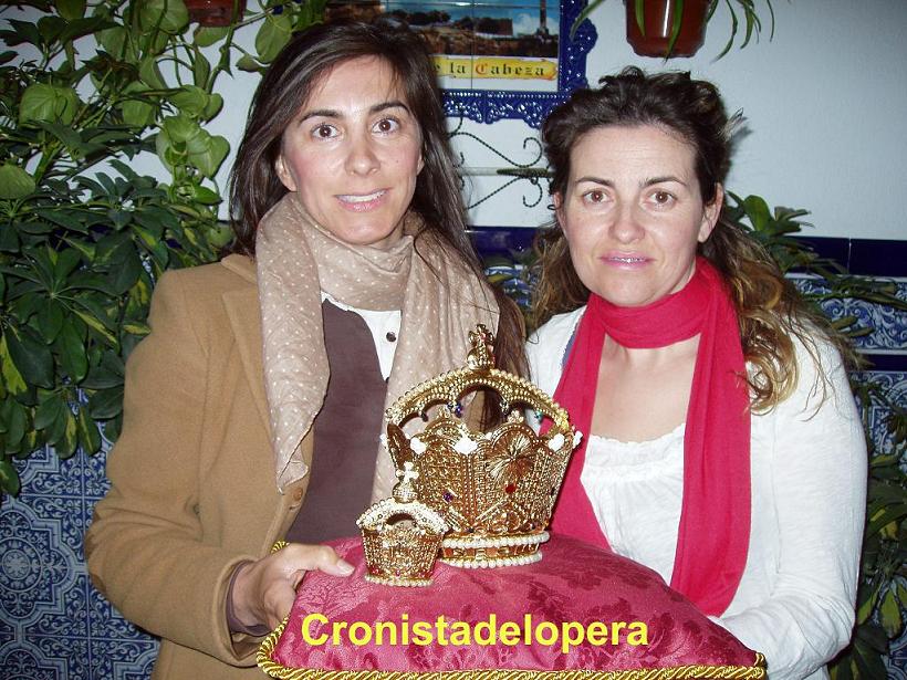 La loperana Juani Peces Cruz dona dos coronas bañadas en oro para la Morenita