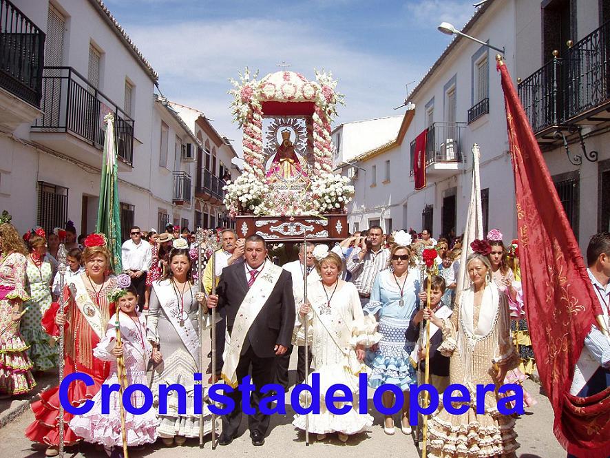 Los loperanos bailan a su Morenita en su paseo triunfal por las calles de Lopera.
