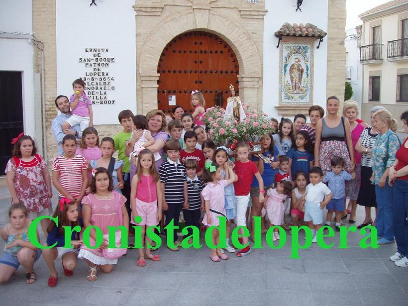 Los niños de Lopera procesionan a la Virgen Niña por los aledaños de la Ermita de San Roque, Patrón de Lopera
