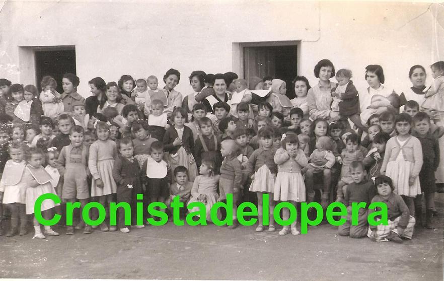 Los Niños y Educadoras de la Guardería de Lopera en 1958