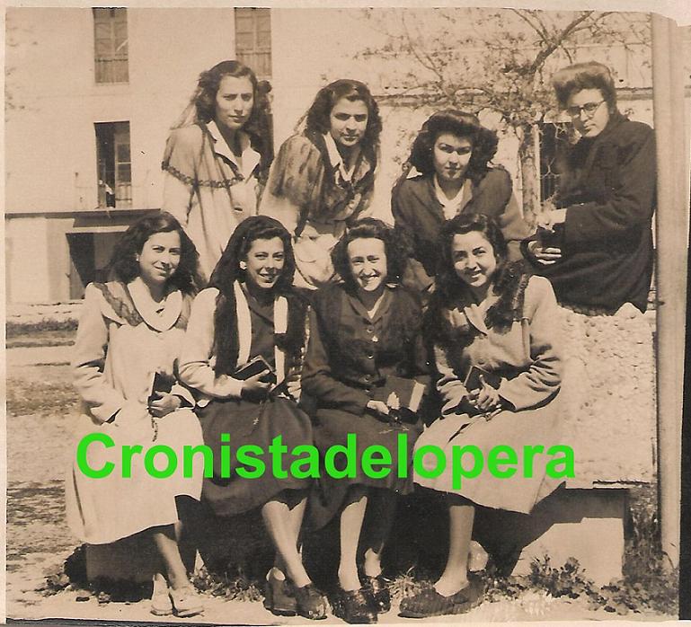 Grupo de Loperanas en el Paseo de Colón tras salir de Misa Mayor con sus velos, devocionarios y rosarios a principios de los años 40