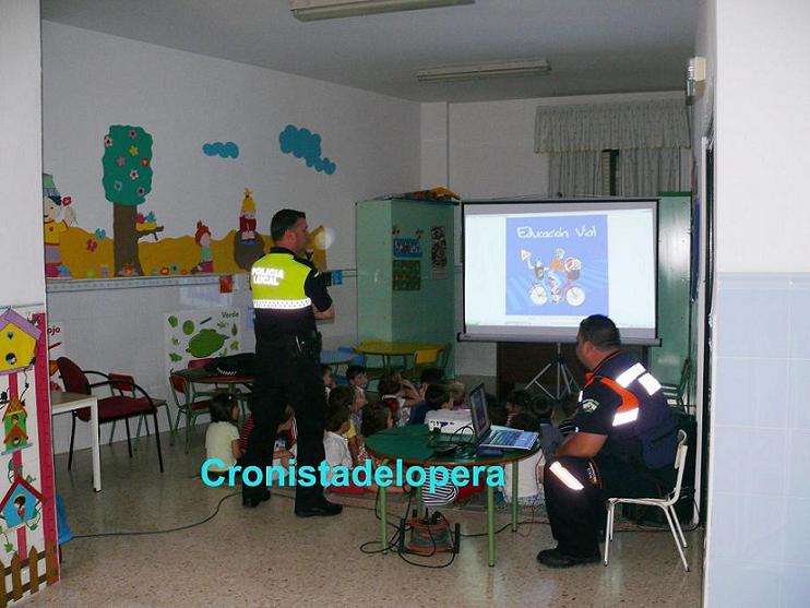 Miembros de la Policía Local y Protección Civil imparten unas Jornadas de Educación Vial para los niños de 2 y 3 años de la Escuela Infantil Niño Jesús de Lopera