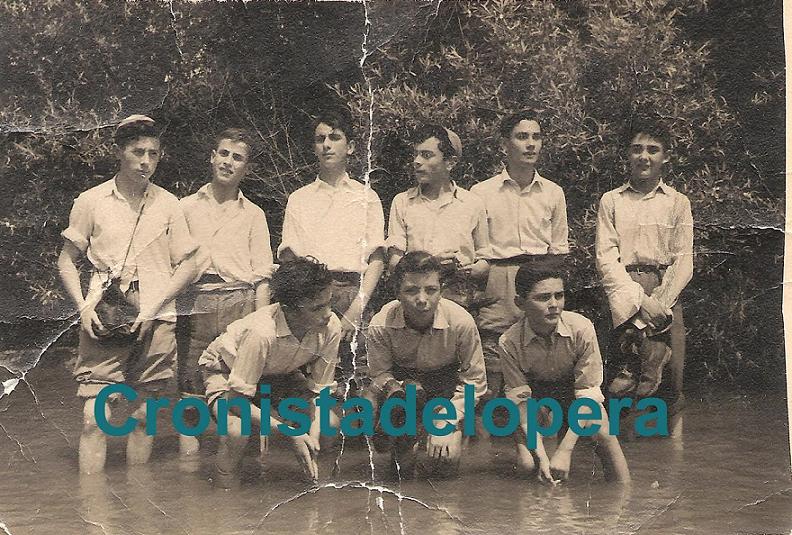 Excursión de Loperanos refrescándose en el  Río Jándula en 1956
