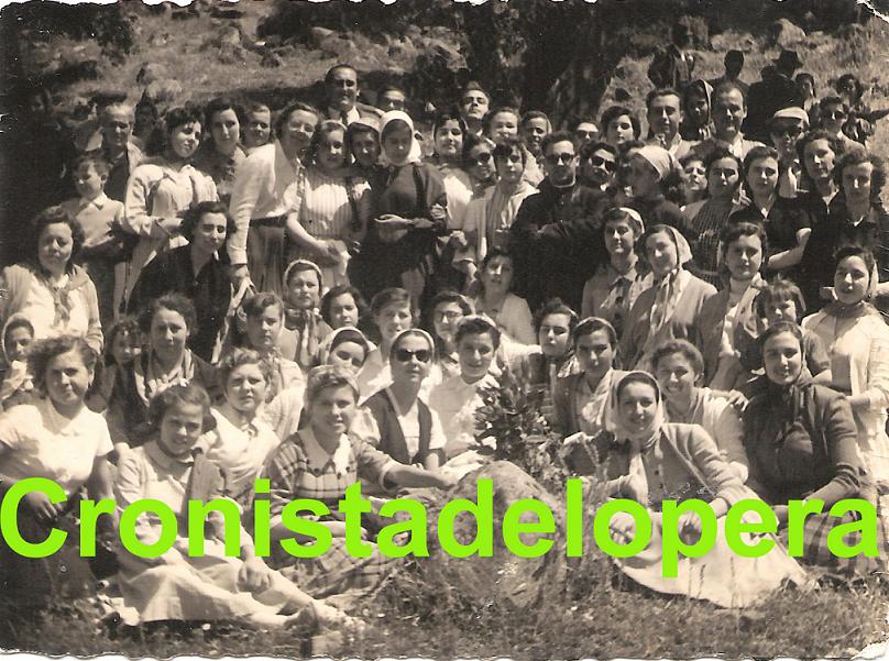 Grupo de loperanas de excursión en Sierra Morena tras la representación teatral de "Pisa Morena.." en 1956.