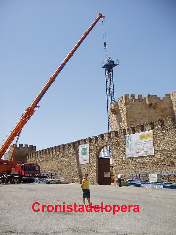 Instalan una grúa gigante en el interior del Castillo de Lopera para el desmontaje de las techumbres de uralita de las naves del Castillo