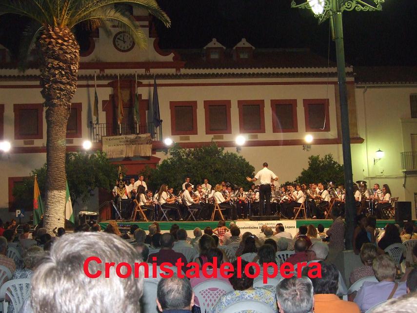 La Plaza de la Constitución vibra de buena música con el V Certamen  de Bandas de Música Villa de Lopera