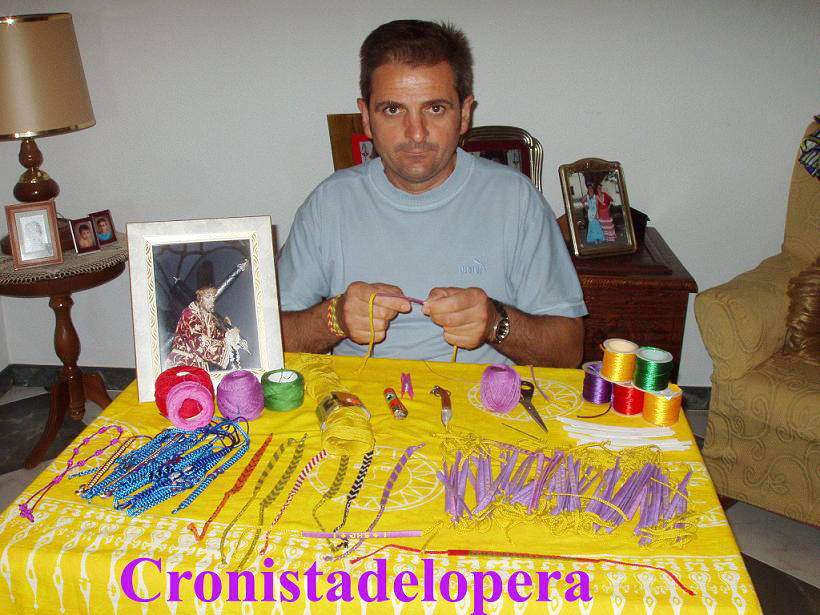 Cristino Pedrosa Expósito, un apasionado de Ntro. Padre Jesús y la elaboración altruista de pulseras para recaudar fondos para la Cofradía de Ntro. Padre Jesús