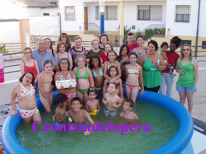 Niños y Mayores del Barrio San Cristóbal de Lopera celebran la I Fiesta del Agua.