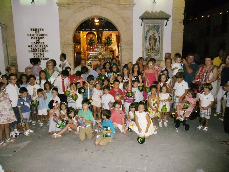 Los niños protagonistas en la Muestra de Farolas de Sandías en honor a San Roque, Patrón de Lopera.