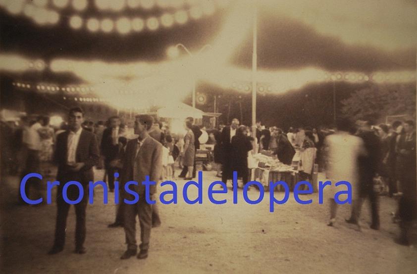 Una instantánea de una noche de Feria de los Cristos de Lopera de hace 50 años
