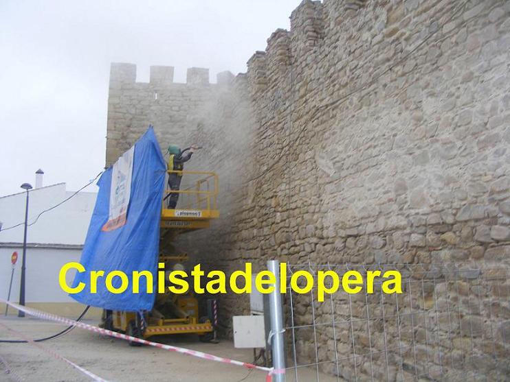 Comienza la limpieza de la muralla interior y exterior del Castillo de Lopera