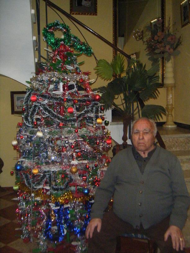 Un Árbol de Navidad anti crisis realizado con materiales reciclados a cargo del loperano Pedro López Puerto