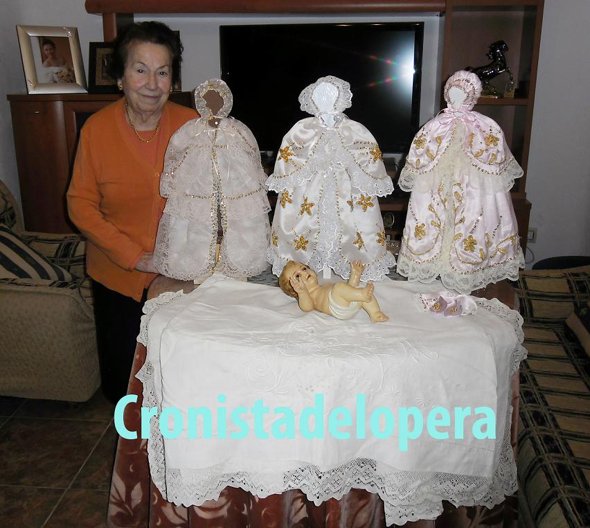 Tres trajes bordados con hilo de oro por la nonagenaria loperana Ángela Uceda  para el Niño Jesús.