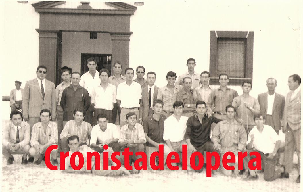 Loperanos que participaron en el Curso de Tractorista Manipulador en el año 1967.