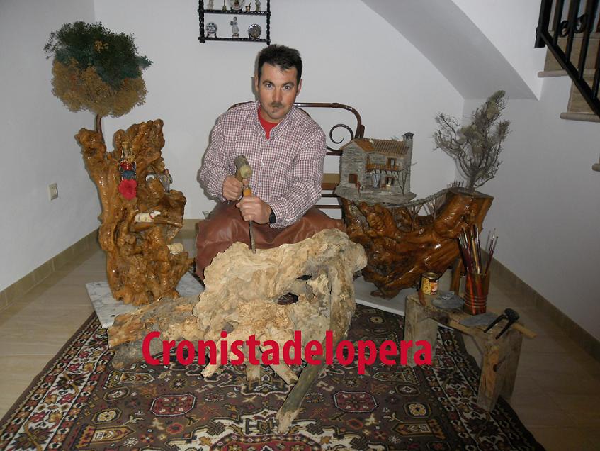 El loperano Diego Manchado un creador de esculturas a partir de las cepas de olivos.