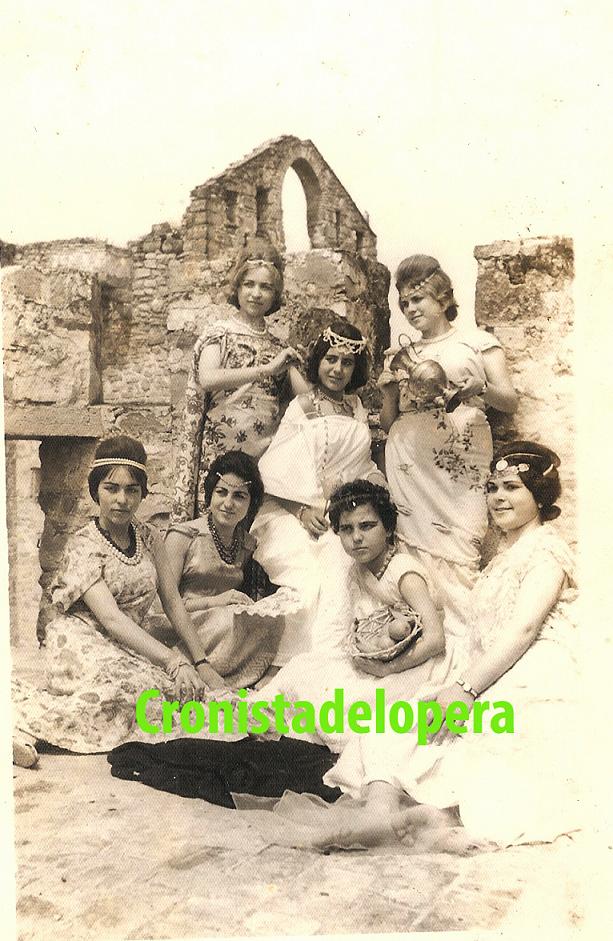 Grupo de Loperanas ataviadas con vestiduras greco-romanas en la Torre de Santa María de Castillo de Lopera en 1963