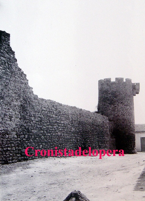 Vista de la muralla semiderruida del Castillo de Lopera desde los torreones en 1941
