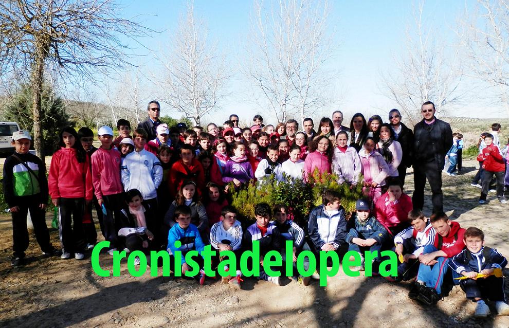 Escolares de Lopera plantan 200 árboles y 120 arbustos en el Paraje de San Isidro Labrador de Lopera