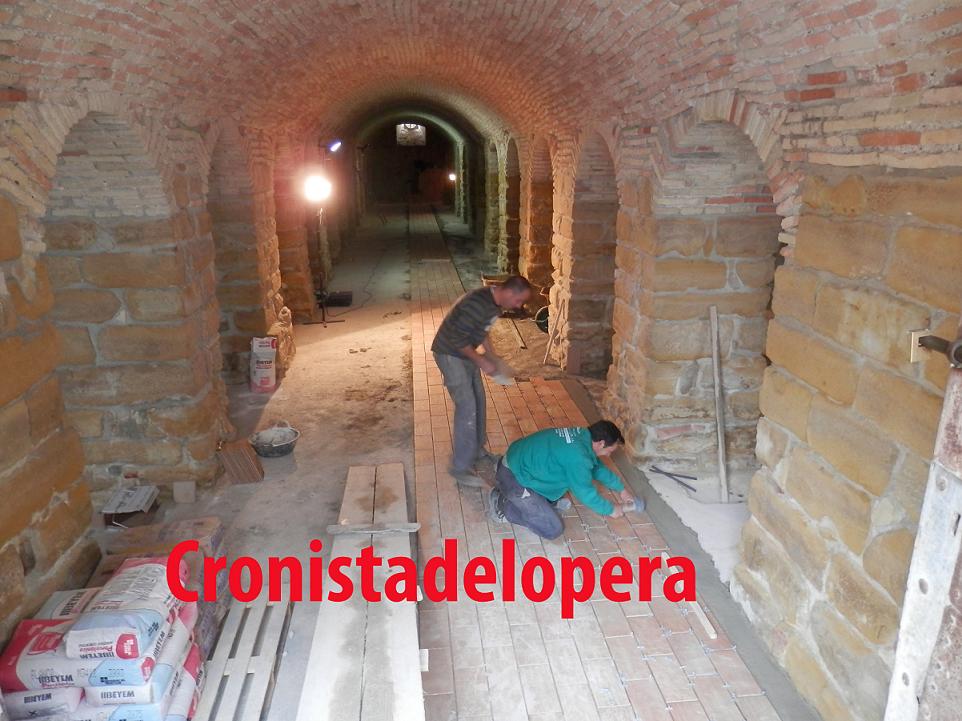 Comienzan las obras del nuevo pavimento e impermeabilización del pasadizo entre Castillo y la Casa de la Tercia de Lopera