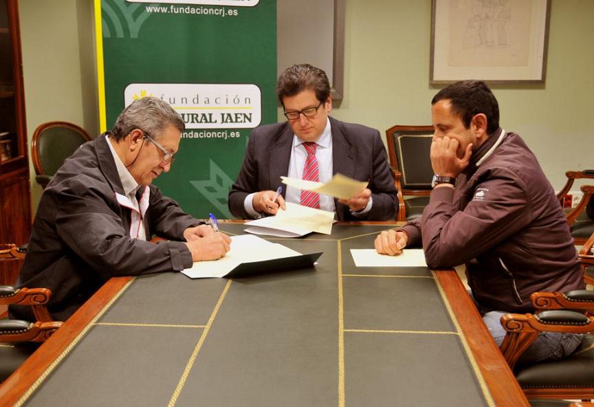 Firma del Convenio entre Caja Rural de Jaén y la Asociación ARLO de Lopera