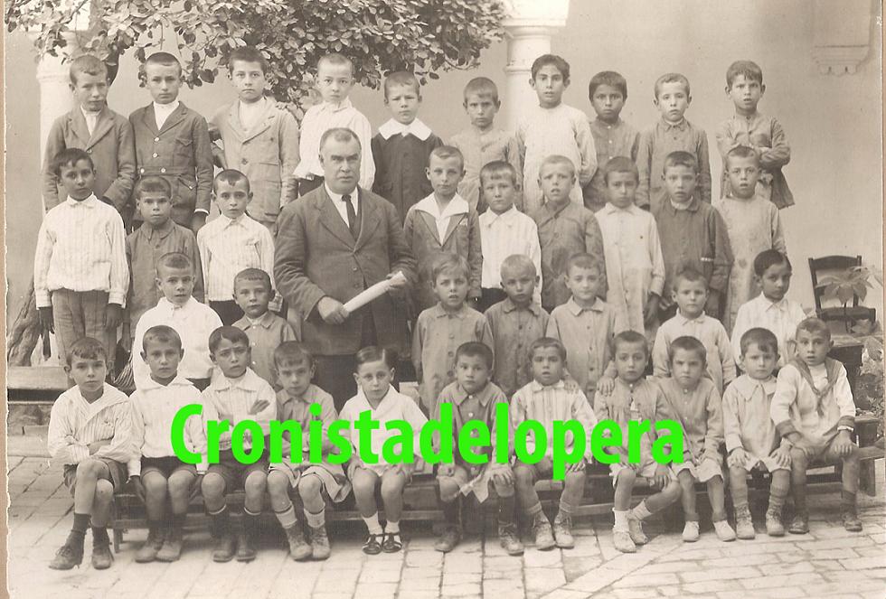 Un Grupo de los Alumnos de la Escuela de Maestro D. Enrique Alcalá Marín en el Convento-Hospital de San Juan de Dios de Lopera en 1923.