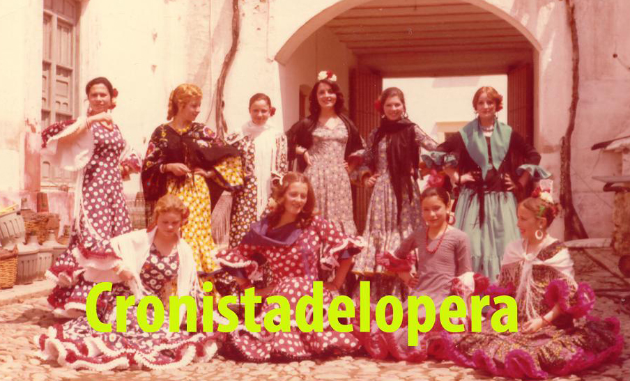 Grupo de Loperanas ataviadas con trajes de gitana en 1974 en las Bodegas MaryLoren con motivo de la Romería de la Virgen de la Cabeza en Lopera