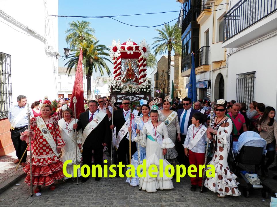 Los loperanos arropan a su Morenita en su tradicional paseo por las calles de Lopera.