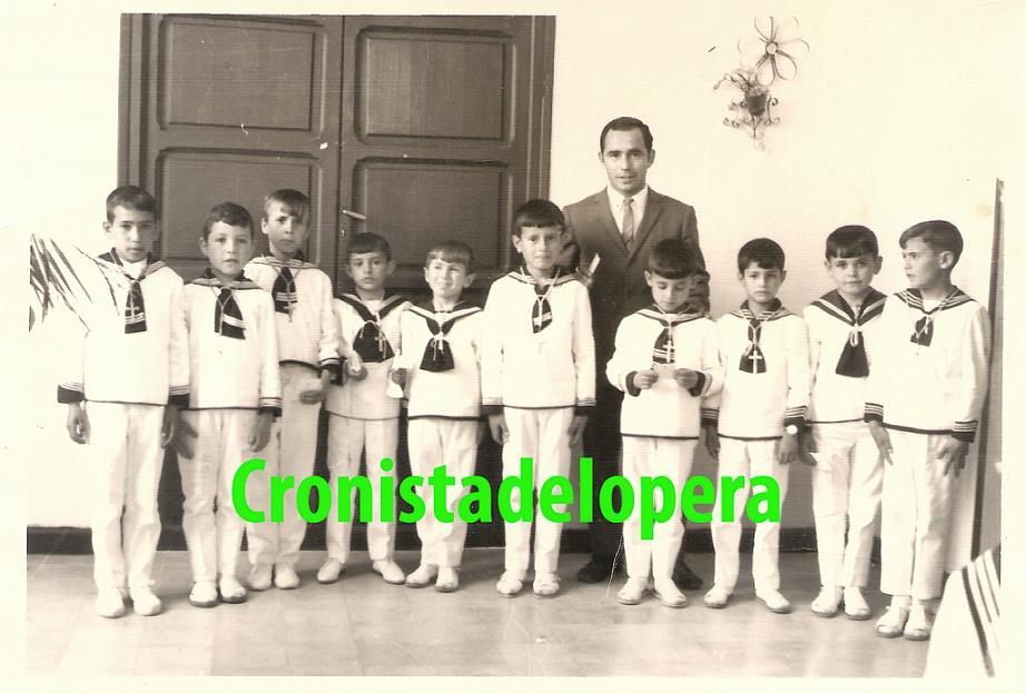 Grupo de Niños de Primera Comunión con su maestro D. Bartolomé  Salas García en 1969