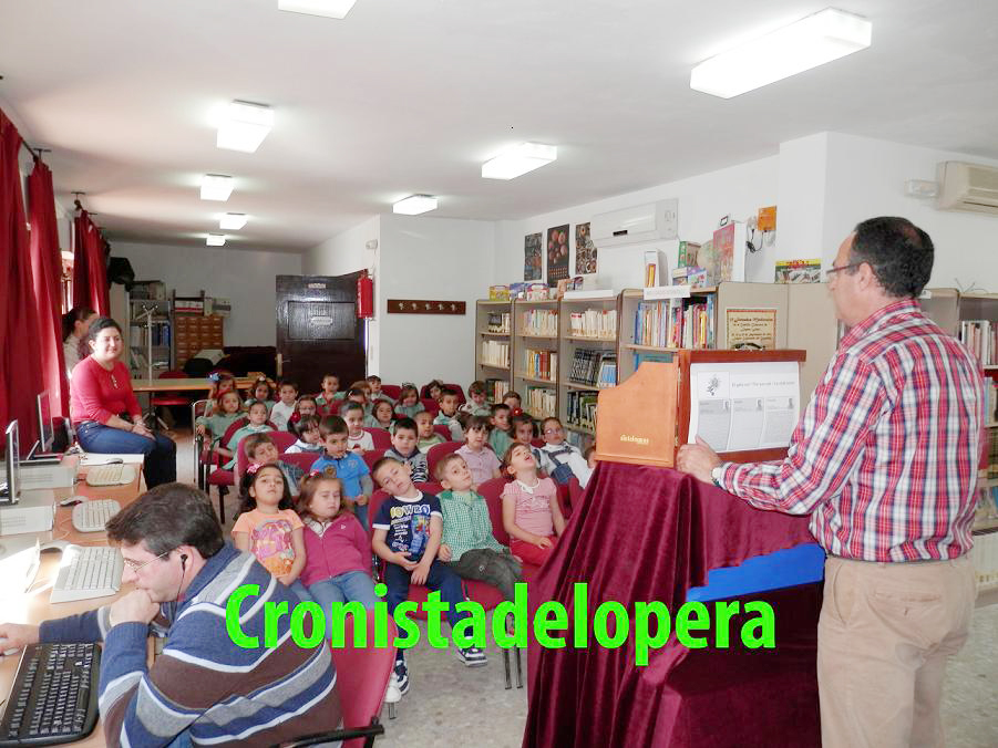Los alumnos del CEIP Miguel de Cervantes de Lopera realizan una visita a la Biblioteca Pública Municipal con motivo del Día Internacional del Libro