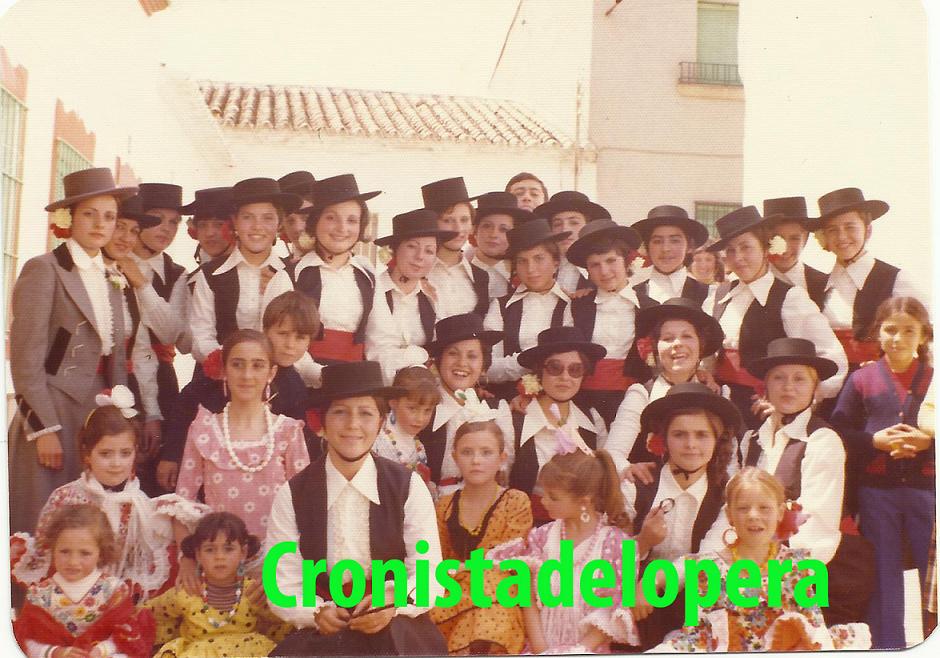 Grupo de Loperanas que acompañaron a la Cofradía de la Virgen de la Cabeza de Lopera en 1977