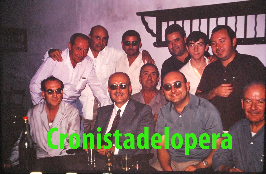 Grupo de Loperanos junto al Director General del Trabajo, el loperano D. Vicente Toro Orti en 1971