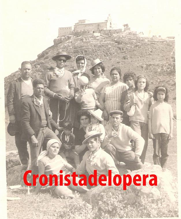 Las Familias Gutiérrez y  Garrido de Lopera de Romería en el Santuario en 1965