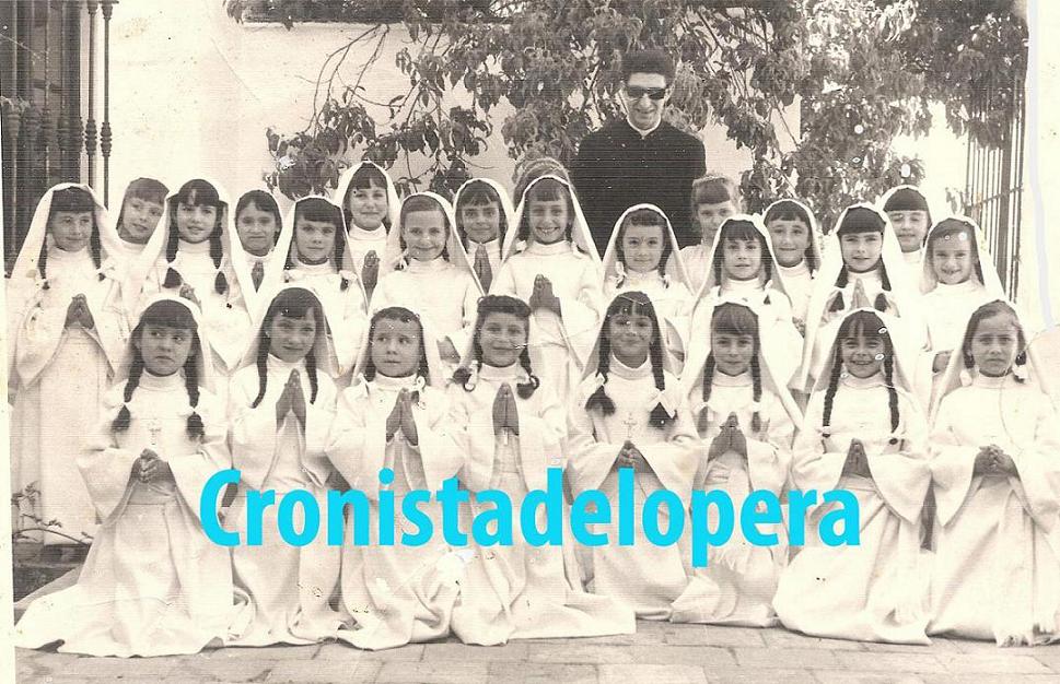 Grupo de Niñas de Primera Comunión con el párroco D. Joaquín Parras en 1963