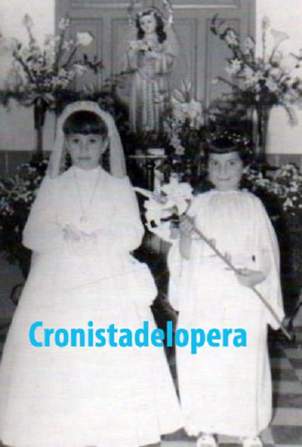 La niña Isabel González de Primera Comunión ante la Virgen Niña en 1961