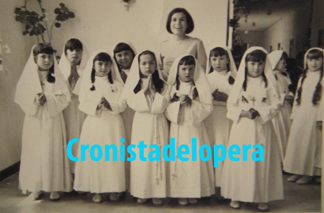 Grupo de Niñas de Primera Comunión con la Maestra María Luisa García Bruna en 1969