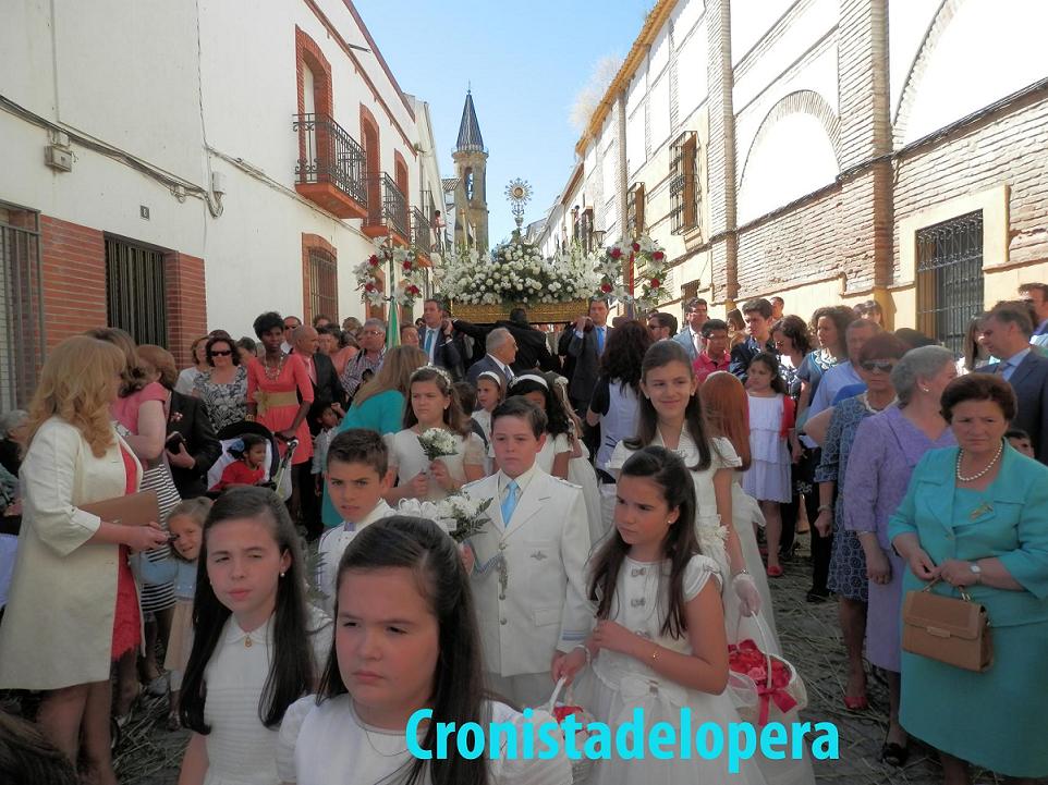 Treinta y seis niños de primera comunión acompañan al Santísimo en su paseo triunfal por las calles de Lopera