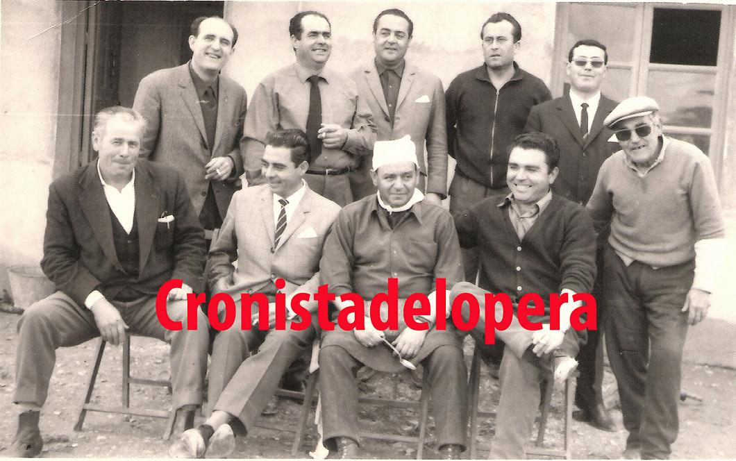 Grupo de Loperanos de preparativos para la inauguración de la nueva casa del loperano Manuel Huertas de la Torre en 1974