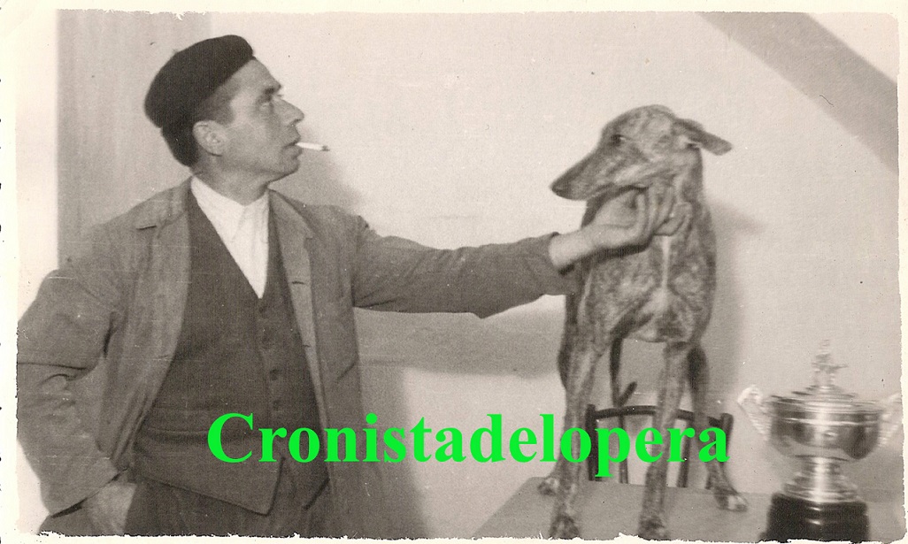 La Perra "La Morena" ganadora del Campeonato de Galgos en Madrid en 1951 junto a su dueño Manuel Bueno Chueco