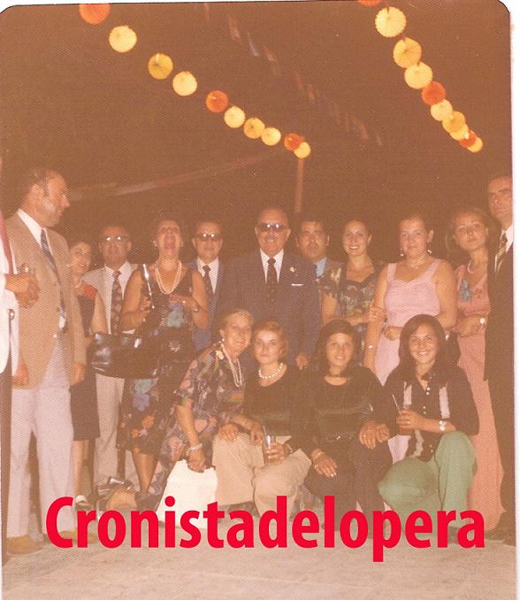 Grupos de Loperanos junto al célebre comentarista de radio y televisión Matías Prats en la Feria de los Cristos de Lopera de 1975