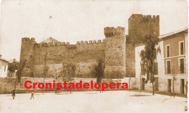 Vista del Castillo de Lopera antes de que se construyeran delante del mismo los soportales en 1927