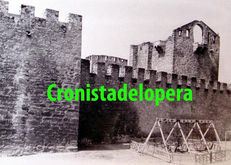 Vista parcial del Castillo de Lopera en una mañana de la Feria del año 1950