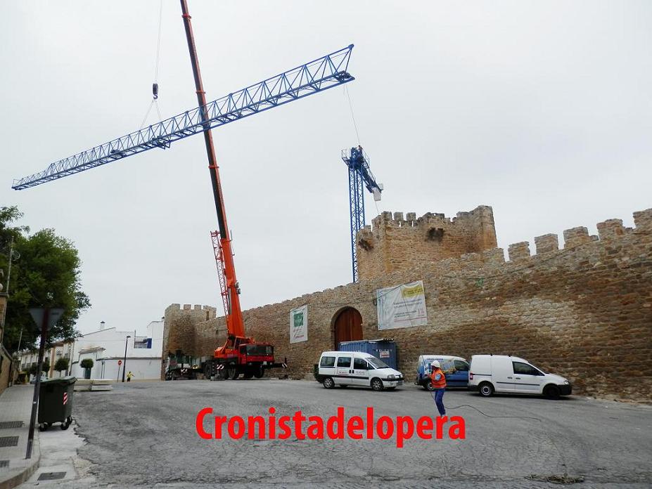 Comienza el desmontaje de la Grúa utilizada en las obras de Restauración del Castillo Calatravo de Lopera