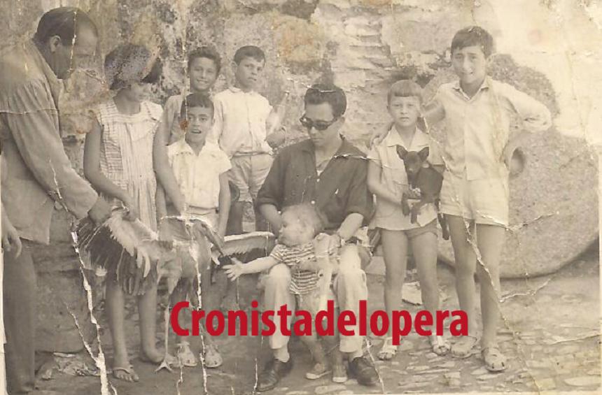 Grupo de loperanos en el corral de la Bodega de Vinos de Cecilio Rodríguez Latorre en la C/ D. Manuel Casado, nº 6 de Lopera en 1963