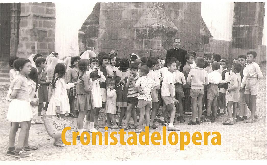 Niños de catequesis con el párroco D. Carlos Martínez Marín en 1962