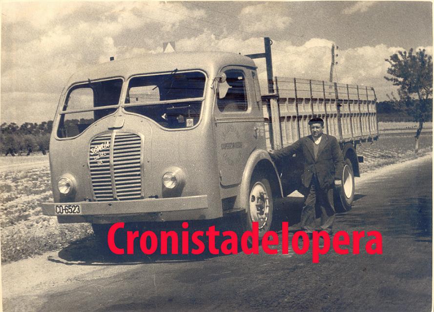 El Camión Somua de la Cooperativa Oleícola La Loperana conducido por Manuel Carabache Linares 1948