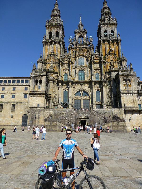 El loperano Manuel Vallejo Santiago realiza el Camino de Santiago (Francés) en bicicleta