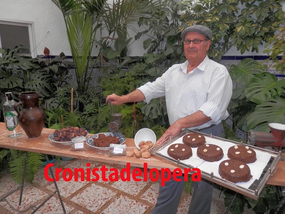 La tradición de elaborar  Pan de Higo Casero por el loperano Juan Galán Platero.